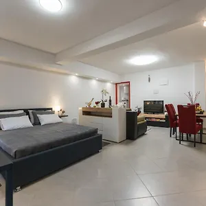Mirakul Apartment